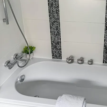 Charming House, Sleeps 6, Walk To Centre * York